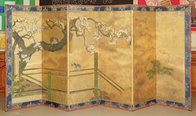 En av ett par målade skärmar, japanska, sent 1600-tal eller tidigt 1700-tal (se 144895 för par) av Japanese School