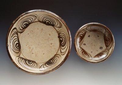 Tallrikar dekorerade med umanomezara (cirklar med hästögonmönster), sent 1700-tal-början av 1800-talet, emaljstengods, tillverkad i Seto, diameter 21,5 cm och 34,5 cm, japansk civilisation, Edo-perioden av Japanese School