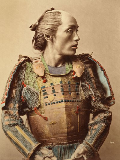 Porträtt av en samuraj från gamla Japan beväpnad med helkroppsrustning, 1890 av Japanese School