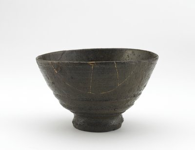 Rakuzan teskål i Gibori Irabor-stil, tidigt 1700-tal (stengods med askglasyr, reparationer av guldlack) av Japanese School