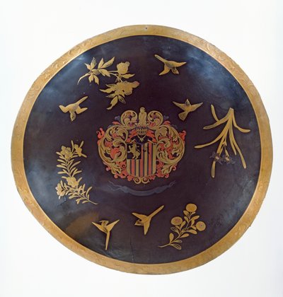 Sköld föreställande vapenlager av Constantijn Ranst, för Holländska Ostindiska kompaniet, tillverkad i Bengal och lackerad i Japan, ca 1668 (lackerat läder) av Japanese School