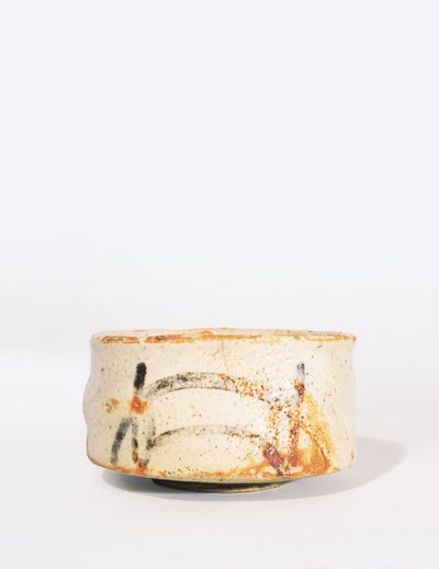 Shino Chawan teskål med låg fotring, Momoyama Period (glaserat stengods) av Japanese School