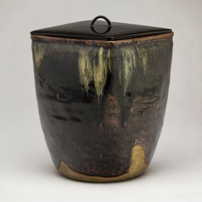 Takatori-Ware vattenburk (Mizusashi) (glaserat stengods med lacklock) av Japanese School