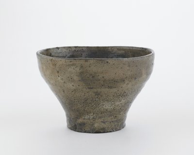 Teskål i form av en kinesisk flöjt, Hagi, Yamaguchi prefektur, Edo-period (stengods med vit slip under trä-aska glasyr) av Japanese School
