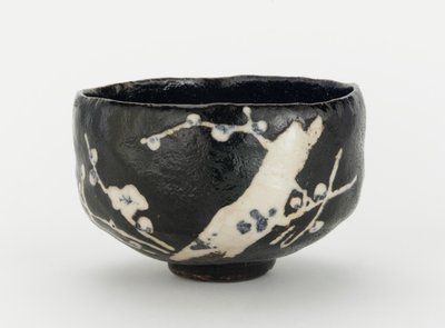 Teskål med design av blommande plommonträd, Kyoto, Kyoto-fu, Edo period (keramik) av Japanese School