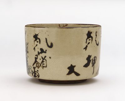 Teskål med design av bergsretreat, mitten av 1700-talet (stengods med vit slip, järn- och koboltpigment under klar glasyr, guldlackreparationer) av Japanese School