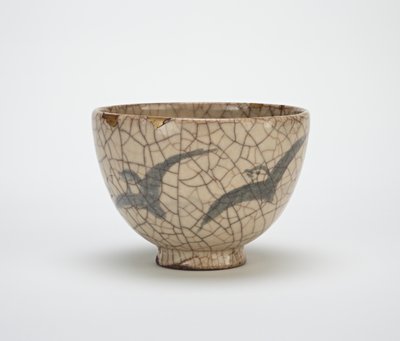 Teskål med design av plovers, Kyoto-relaterad porslin, mitten av 1800-talet (stengods med koboltdekor under krackelerad glasyr) av Japanese School