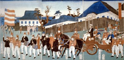 Triptyk som visar en parad av utlänningar, Yokohama, i en hästdragen öppen vagn och ledd av en man som bär stjärnorna och ränderna och ett militärband, 1861. Utagawa Yoshigawa (aktiv 1850-1870) japansk ukiyo-e-konstnär. av Japanese School