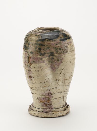 Vas i Oribe-stil, troligen Seto ware 1800-80 (stengods med fältspatisk glasyr och koppargrön glasyr (delvis felbränd till röd)) av Japanese School