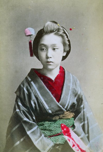 Ung flicka i en kimono, ca 1860-70 (handfärgat foto) av Japanese School