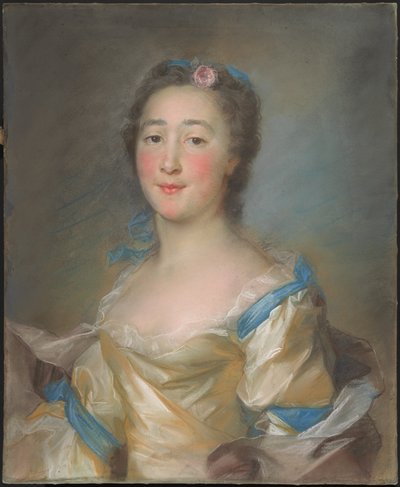 En ung dam i en gul klänning med blå band av Jean Baptiste Perronneau