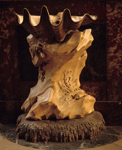 Benitier form av ett skal på sten realiserad av Jean Baptiste Pigalle (1714-1785) 1745 Paris, Church Saint Sulpice. av Jean Baptiste Pigalle
