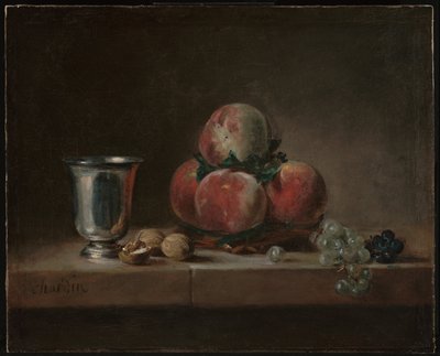 Stilleben med persikor, en silverbägare, vindruvor och valnötter av Jean Baptiste Simeon Chardin