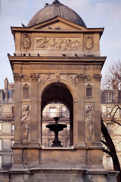 Arkitektur: utsikt över de oskyldigas fontän. Designad av arkitekterna Jean Goujon, Augustin Pajou och Pierre Lescot. 1546-1549. Place Joachim du Bellay, Paris. av Jean and Lescot Pierre Goujon