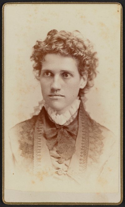 Carte-de-visit-porträtt av Miss Julia J. Thomas, ca. 1875. av Jefferson Beardsley