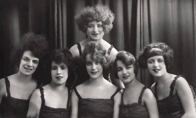 En dans- eller teatergrupp, c1900-1929. av Jerome Ltd