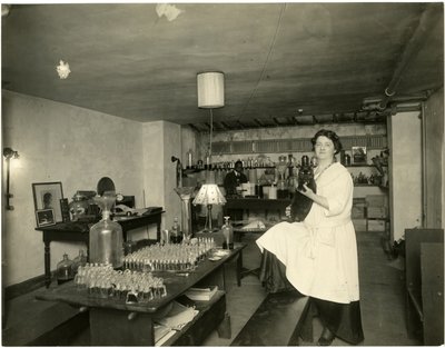 Ann Haviland, parfymör, ca 1915-28 av Jessie Tarbox Beals