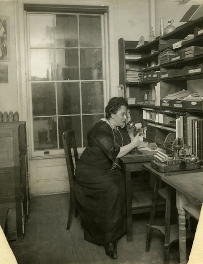 Beals i hennes studio, ca 1912-18 (foto av gelatinsilver) av Jessie Tarbox Beals