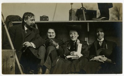 Beals på semester bak i bilen, ca 1905-40 (foto av gelatinsilver) av Jessie Tarbox Beals