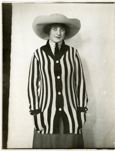 Blazertröja & filthatt, Forsythe, ca 1905-18 (foto i gelatinsilver) av Jessie Tarbox Beals