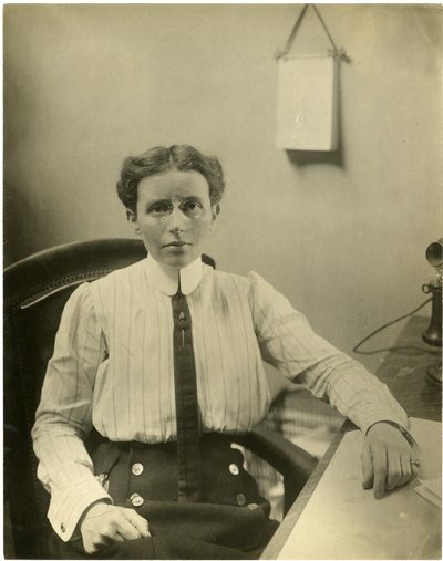 Dr Josephine Baker, chef för barnhygienavdelningen vid hälsoavdelningen i Cy of NY övervakar hälsan hos fler barn än någon annan kvinna i världen, ca 1917-19 (foto av gelatinsilver) av Jessie Tarbox Beals