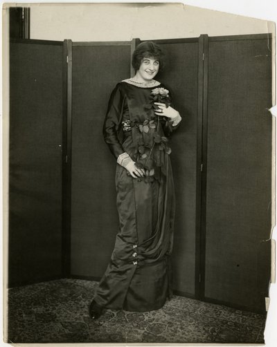 Klänning, draperad, gimbels, ca 1905-18 (gelatinsilverfoto) av Jessie Tarbox Beals