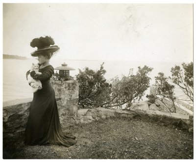 Ella Wheeler Wilcox på Sound Beach, Conn, ca 1905-11 (gelatinsilverfoto) av Jessie Tarbox Beals