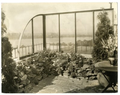 Fru Regina Jais trädgård, ca 1936-37 (foto av gelatinsilver) av Jessie Tarbox Beals