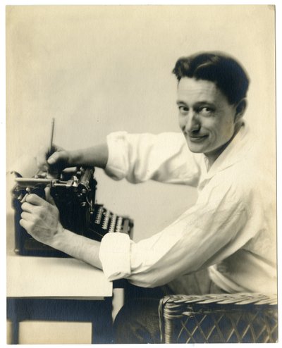 Henry Oyen vid skrivmaskin, ca 1905-21 av Jessie Tarbox Beals