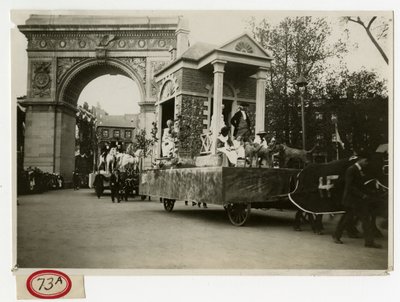 Historical Parade Colonial Home Float nr 27 av Jessie Tarbox Beals