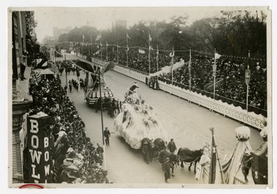 Historisk parad: allmän vy Central Park St Nicholas Float av Jessie Tarbox Beals