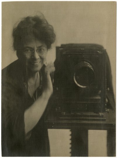 Jessie Tarbox Beals, självporträtt med kamera, ca 1918-20 (gelatinsilverfoto) av Jessie Tarbox Beals