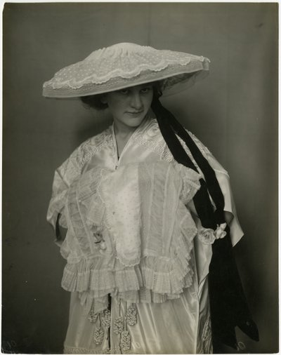 Jumble Bros ?, Underkläder hatt och muff, ca 1905-11 (gelatin silver foto) av Jessie Tarbox Beals