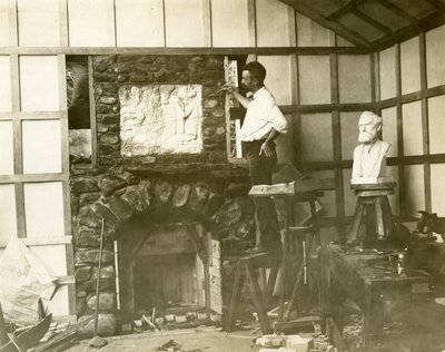 Karl Bitter (skulptör) bygger sin eldstad själv, ca 1905-15 (foto av gelatinsilver) av Jessie Tarbox Beals