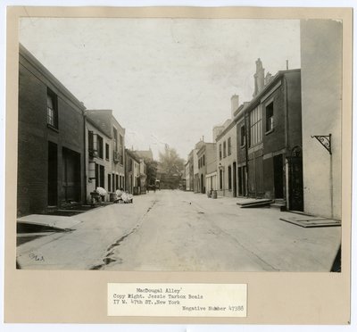 MacDougal Alley, Greenwich Village, New York, USA, ca 1905-20 (foto av gelatinsilver) av Jessie Tarbox Beals