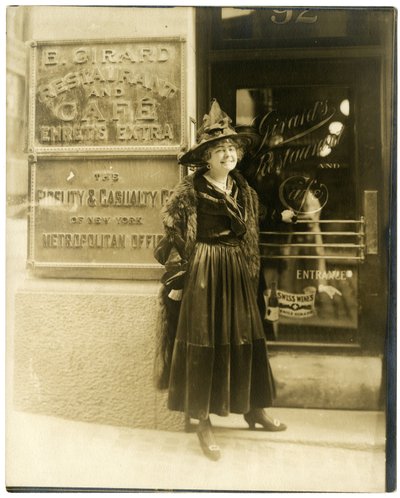 Madam Girard från NY, berömd restaurang i centrum 92 William St, 1910 av Jessie Tarbox Beals