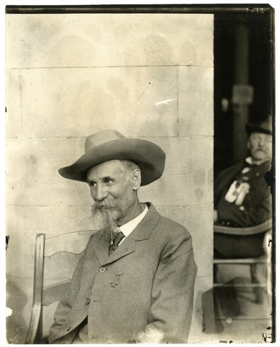Man med hatt, medalj, ca 1905-40 (gelatinsilverfoto) av Jessie Tarbox Beals