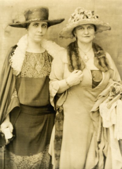 Mrs Coolidge och hennes vän Frances Parkinson Keyes av Jessie Tarbox Beals
