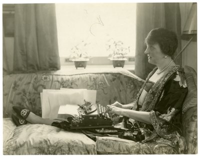 Mrs Emily Post, författare till Etiquette, ca 1926-28 av Jessie Tarbox Beals