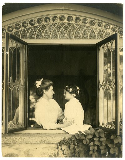Mrs Ernest Thompson Seton & dotter Ann av Jessie Tarbox Beals
