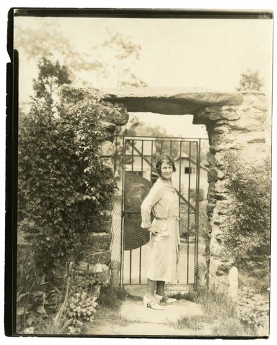 Mrs Ernest Thompson Seton från Greenwich Conn, nationell president för League of American Pen Women som seglar den 18 juni med Field Expedition för att utforska de övre delarna av Amazonas av Jessie Tarbox Beals