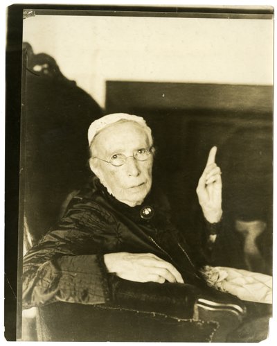 Mrs Mary Moore, Brookline, mässa 91 år gammal Reciting ballad, c.1905-27 (gelatinsilverfoto) av Jessie Tarbox Beals