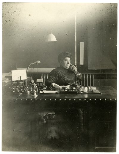 Ms Chas Netcher från Chicago, ägare till en av de största butikerna The Boston Store där. Hon är nu gift igen, hitta hennes namnbyte Mollie Alpiner Netcher Newbury, ca 1905-18 (foto i gelatinsilver) av Jessie Tarbox Beals