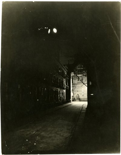 Patchin Place at night, Greenwich Village, New York, USA, ca 1905-20 (foto av gelatinsilver) av Jessie Tarbox Beals