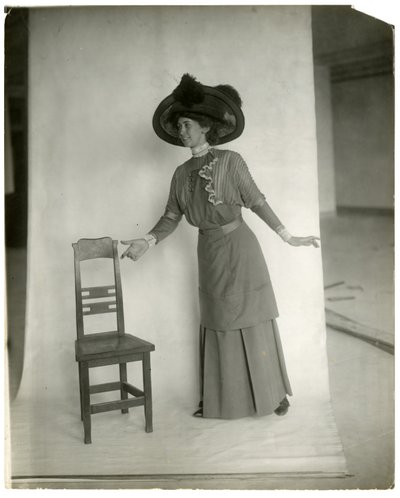 "Snälla sitta" Korrekt balans i ben, kroppsarmar och händer, ca 1905-18 (foto av gelatinsilver) av Jessie Tarbox Beals