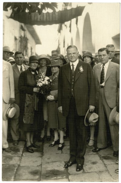 President Hoover - Mrs Hoover håller i buketten, ca 1928-32 av Jessie Tarbox Beals