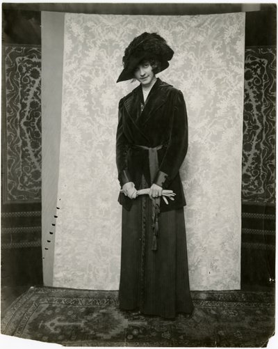 Röd sammetsdräkt med plisserad dragkjol, Arnold & Constable, ca 1905-18 (foto i gelatinsilver) av Jessie Tarbox Beals