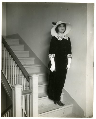 Rätt väg nerför trappor, ca 1905-18 (foto av gelatinsilver) av Jessie Tarbox Beals