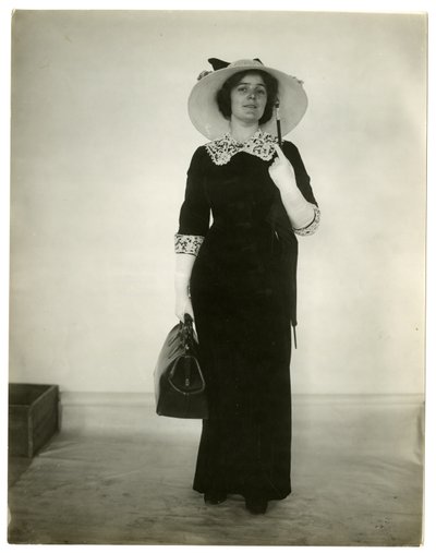 Rätt sätt att bära en väska och paraply, c.1905-18 av Jessie Tarbox Beals