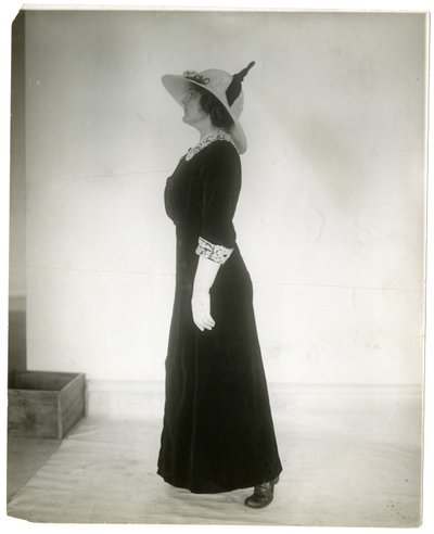 Rätt sätt att stå när man går, ca 1905-18 (foto av gelatinsilver) av Jessie Tarbox Beals